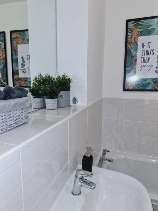 Stylish 2 Bedroom Apartment / Free Gated Parking กลาสโกว์ ภายนอก รูปภาพ