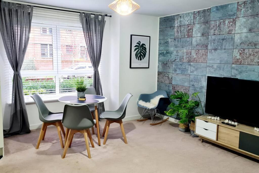Stylish 2 Bedroom Apartment / Free Gated Parking กลาสโกว์ ภายนอก รูปภาพ