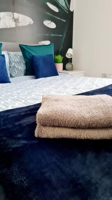 Stylish 2 Bedroom Apartment / Free Gated Parking กลาสโกว์ ภายนอก รูปภาพ