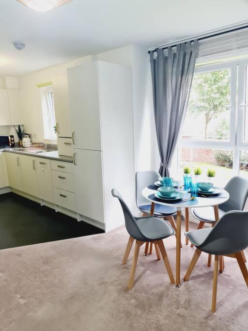 Stylish 2 Bedroom Apartment / Free Gated Parking กลาสโกว์ ภายนอก รูปภาพ