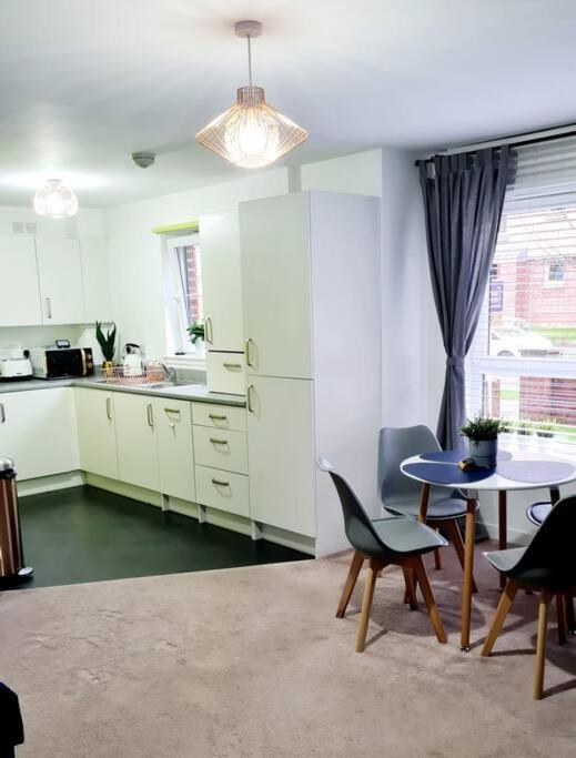 Stylish 2 Bedroom Apartment / Free Gated Parking กลาสโกว์ ภายนอก รูปภาพ